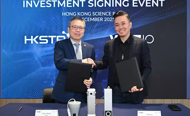 香港科技園公司行政總裁黃秉修（左）與 Vizzio 行政總裁李新福（右）於香港科學園主持策略性合作夥伴協議簽署儀式。