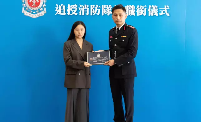 消防處為殉職屬員追授榮譽職銜。 政府新聞處圖片