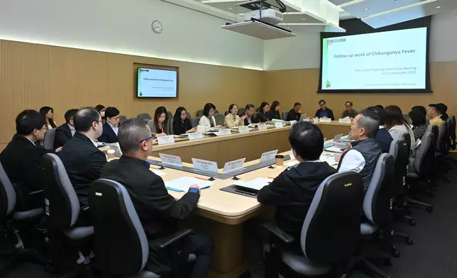 防治蟲鼠督導委員會檢視在青衣自然徑的防控基孔肯雅熱跟進工作及討論來年防治蚊患和滅鼠工作計劃。政府新聞處圖片