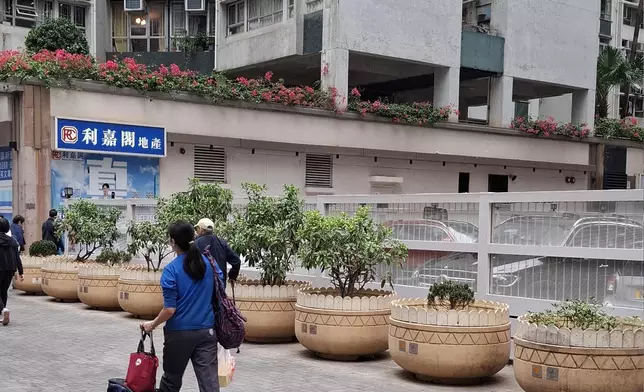 防治蟲鼠督導委員會檢視在青衣自然徑的防控基孔肯雅熱跟進工作及討論來年防治蚊患和滅鼠工作計劃。政府新聞處圖片