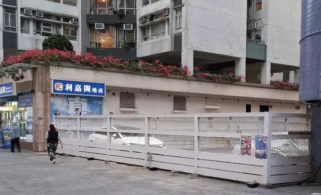 防治蟲鼠督導委員會檢視在青衣自然徑的防控基孔肯雅熱跟進工作及討論來年防治蚊患和滅鼠工作計劃。政府新聞處圖片