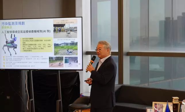 環保署署長徐浩光向三區區議會議員講述環保署運用創新科技的情況。政府新聞處圖片