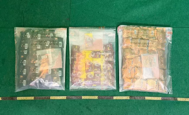 香港海關於機場檢獲約值230萬元懷疑氯胺酮。政府新聞處圖片