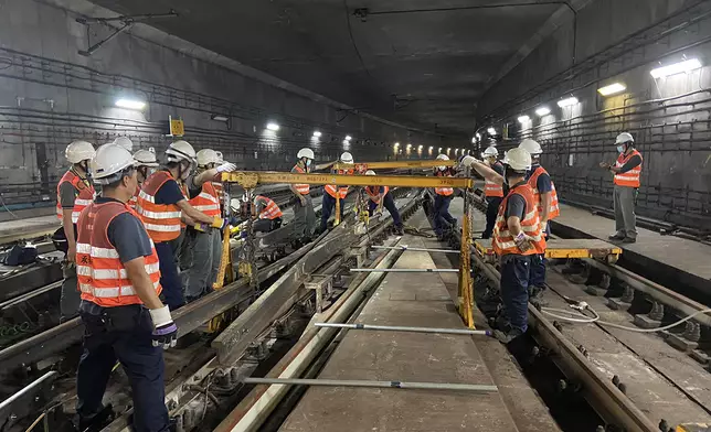 港鐵指屯馬綫路軌改道工序步驟複雜 難在收車後「黃金兩小時」內完成。港鐵提供圖片