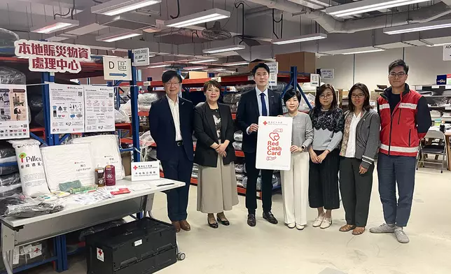 香港紅十字會與八達通卡有限公司合作推出預付專屬八達通卡「Red Cash Card」，標誌著人道行動與本
   地科技創新的重要融合。(左起) 八達通卡有限公司營運及服務部主管黃宗天先生、八達通卡有限公司
   政府關係及公共事務總經理鄧珮頤女士、八達通控股有限公司行政總裁應天麒先生、香港紅十字會行政
   總裁/秘書長蘇婉嫻女士、香港紅十字會總監凌靜妍女士、香港紅十字會國際及賑災服務主管程德君醫
   生、香港紅十字會本地賑災服務經理王志浩先生