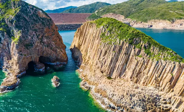 內地青年在西貢破邊洲懸崖位置懷疑拍照時失足墮崖亡。網上圖片