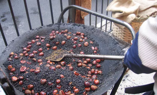 每到秋天，街頭不時飄來炒栗子與煨蕃薯的香氣。資料圖片