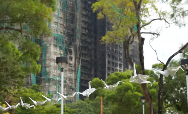 疊製的千紙鶴，寄託哀思。巴士的報記者攝