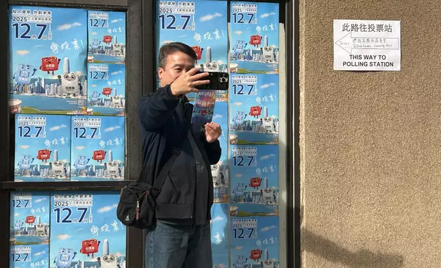 現場不少市民拿心意卡打卡。巴士的報記者攝