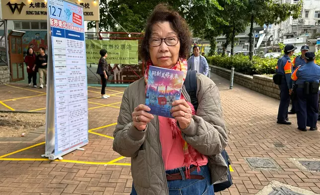 李婆婆希望在火災發生後，通過早日選出新一屆議員，助受災的街坊早日康復。巴士的報記者攝