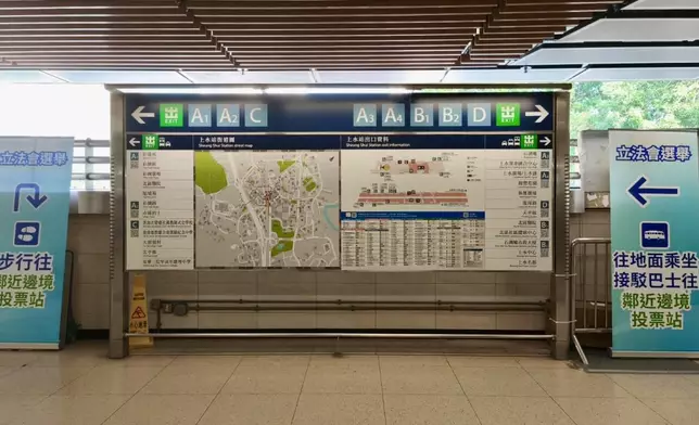 在鄰近邊境投票站附近的東鐵綫上水站，公司配合選舉事務處，特別在車站出入口附近展示橫額及指示牌，以便利及協助乘搭跨境鐵路的選民前往投票。港鐵提供