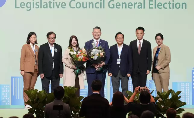 經民聯的林偉全(中)在功能組別商界（第一）勝出。巴士的報記者攝