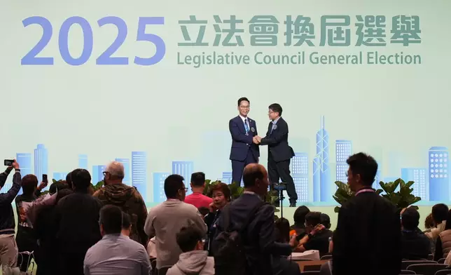 工程界別，由本身是土木工程處前處長、經民聯的卜國明(左)勝出，他取得3058票，至於對手港大學者霍偉棟，則取得2377票。巴士的報記者攝