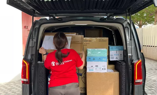 香港救助兒童會團隊運送文具予大埔區學校