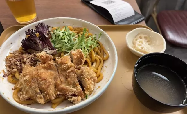 女生解釋，自己一時不適應香港流程，才會吃完直接離開。小紅書圖片