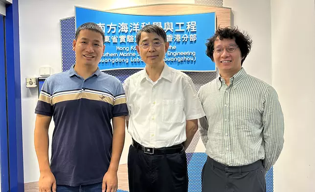 由科大海洋科學系講座教授錢培元教授(中)、助理教授吳龍君教授(右)及博士後研究員佘加傑博士(左)領導的研究團隊推出全球首個深海組學數據庫，推動極端環境生物適應機制的全球研究及應用。