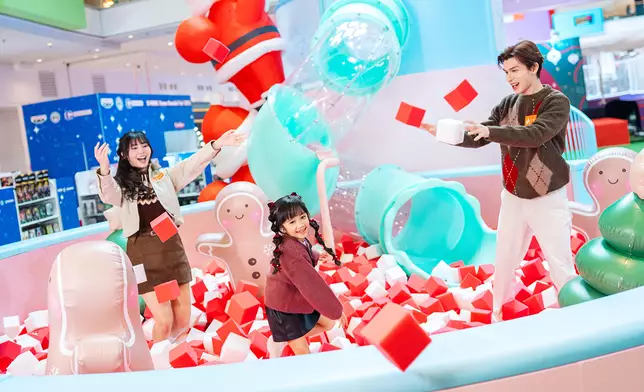 可暢玩聖誕滑梯及走進巨型夾公仔機打卡