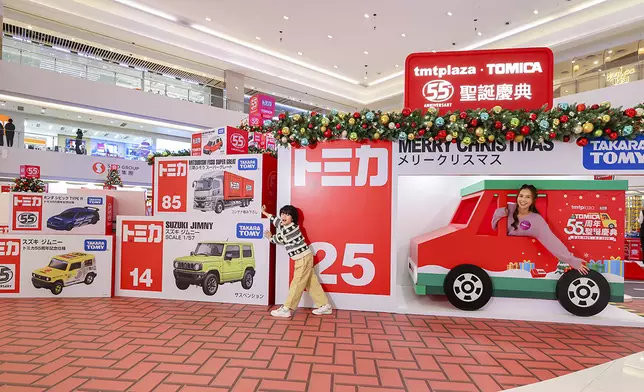 巨大化TOMICA車盒打卡區，彷如走進放大版玩具世界