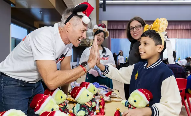 學生獲贈迪士尼主題玩具，把奇妙回憶帶回家。