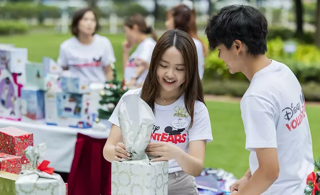 整個11 月，香港迪士尼的演藝人員熱心捐贈禮物，凝聚節日分享的力量，為最需要的家庭點亮一個奇妙溫暖的佳節。