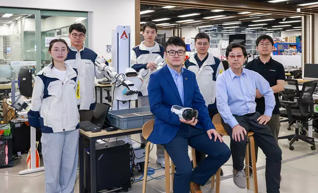 理大黃鐵城智能機器人學青年學者、工業及系統工程學系副教授鄭湃教授（前排中）帶領科研團隊開發的「互相認知人機協作製造系統」，能實時感知複雜環境、準確解讀操作人員意圖，並自主作出決策。項目亦
   瑞典皇家理工學院可持續製造系講座教授及國家卓越生產研究中心主任王力翬教授（前排右）合作。