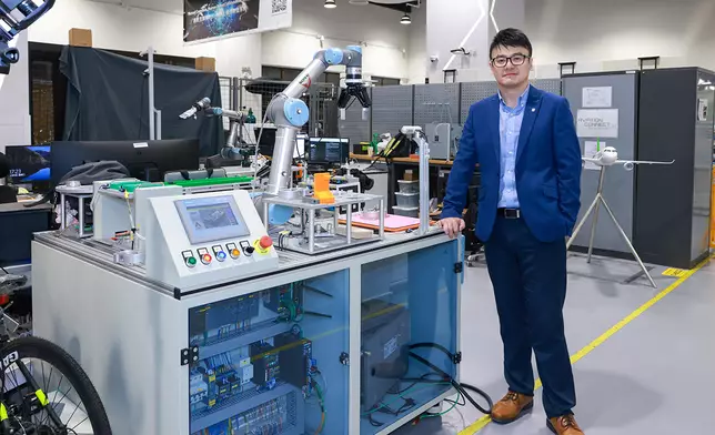 研究構建了一種嶄新人機協作架構，可因應應用場境打造不同的智能機器人製造系統，輔以頭戴式裝置後更能夠提供實時數據擷取，為操作人員提供即時、直觀的引導。