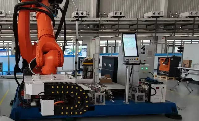 研究構建了一種嶄新人機協作架構，可因應應用場境打造不同的智能機器人製造系統，輔以頭戴式裝置後更能夠提供實時數據擷取，為操作人員提供即時、直觀的引導。