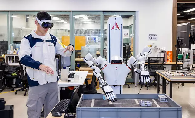 研究構建了一種嶄新人機協作架構，可因應應用場境打造不同的智能機器人製造系統，輔以頭戴式裝置後更能夠提供實時數據擷取，為操作人員提供即時、直觀的引導。