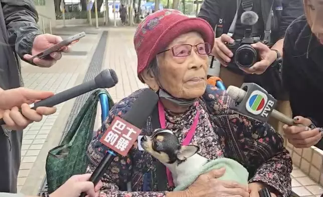 98歲王婆婆與寵物狗Lily平安離開宏志閣