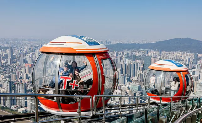 「灣區T+研學遊2.0」轉赴廣州，登臨高達600米的中國第一高塔「廣州塔」。青年們乘坐高空摩天輪，隨著輪體緩緩轉動，盡覽城市全景，定格灣區天際線風光。