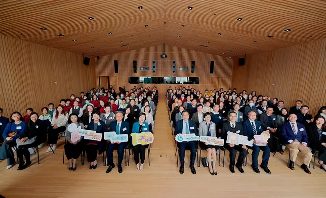 第 22 屆「十本好讀」頒獎典禮，由教育局局長蔡若蓮博士，JP（前排左七）以及香港教育城董事會主席李漢祥先生（前排左六)擔任主禮嘉賓，表揚本地原創作品，推動校園閱讀文化。