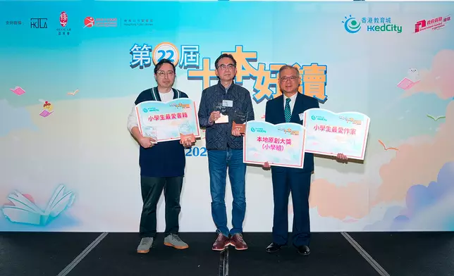 厲河（圖中）榮膺本年度「小學生最喜愛作家獎」，由他著作、陳秉坤（圖左）插圖的《大偵探福爾摩斯》第 66 集：猩仔神探，分別贏得「小學組本地原創大獎」及「小學生最愛書籍」殊榮。