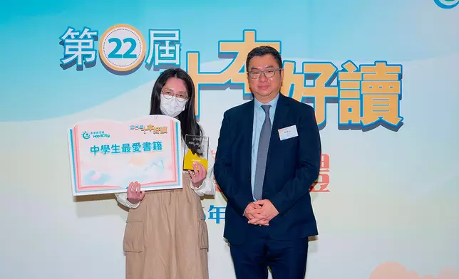 JK羅琳榮獲「中學生最愛作家」，其著作《哈利波特魔法圖鑑》榮獲「中學生最愛書籍」殊榮，由出版社代表領獎。