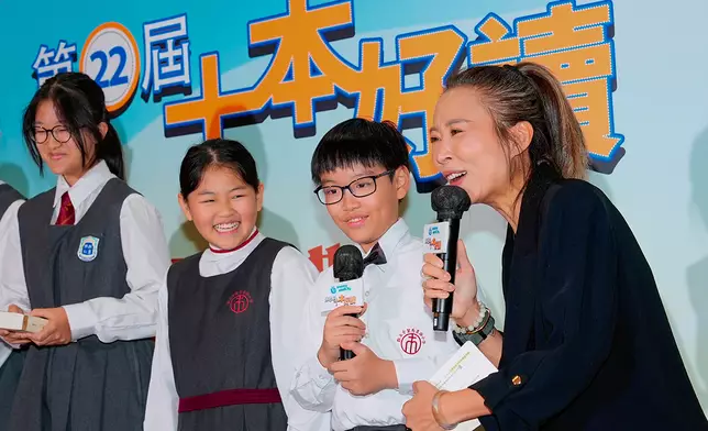 閱讀約章計劃其中兩間得獎學校獻主會聖馬善樂小學及廖寶珊紀念書院的學生代表發表得獎感言。