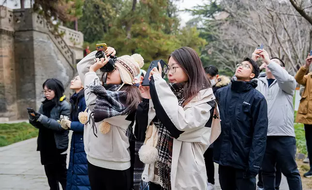 同學們用手機和相機記錄沿途所見所聞，並以多元化方式呈現所學所思。教大圖片