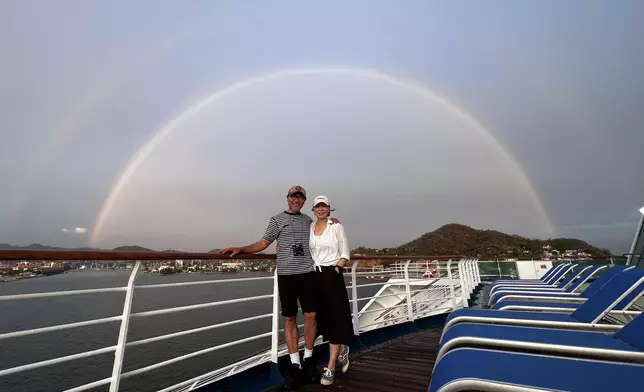 二人於2023年曾花108日環遊世界。