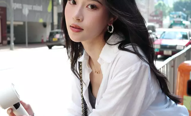 當選後主持工作機會不斷。