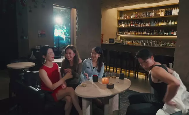 「黑背心」一嚟就剝衫仲要大晒麒麟臂，搞到何沛珈勁瘋狂。