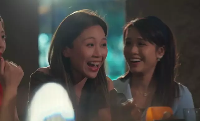 「黑背心」一嚟就剝衫仲要大晒麒麟臂，搞到何沛珈勁瘋狂。