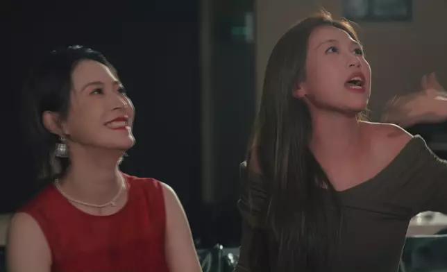 被舉起嘅明明係林凱恩，但何沛珈反而仲激動過佢，興奮到成個Body紅晒。