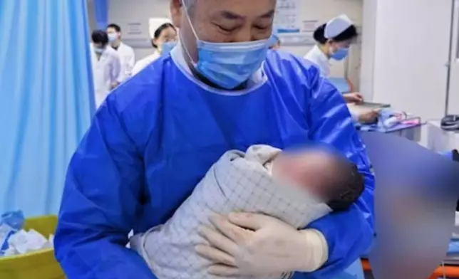 女子懷孕近10月渾然不覺，腹痛求醫僅23分鐘誕下男嬰。影片截圖