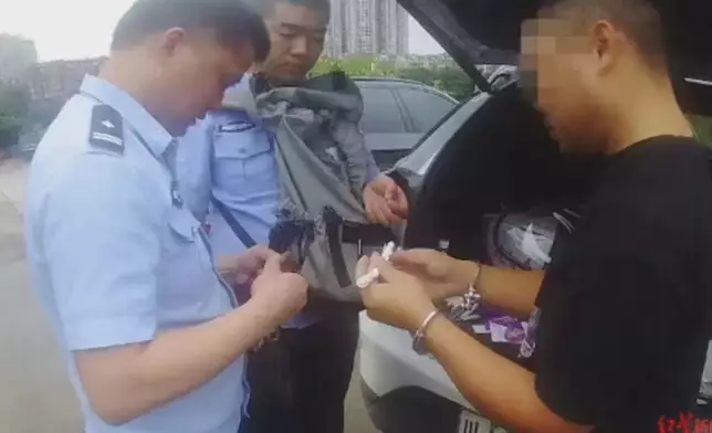 情侶為騙保險縱火燒電車謊稱「自燃」索賠45萬人民幣雙雙被判刑罰款。影片截圖