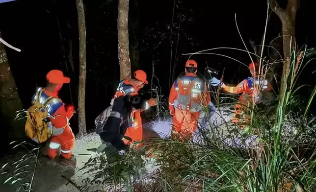 兩名女子行山受困山野數小時獲消防尋獲終脫險。影片截圖