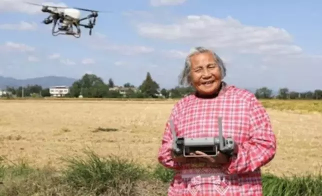 82歲老婦熟練操控無人機耕田兼直播帶貨成「新農人」典範。影片截圖