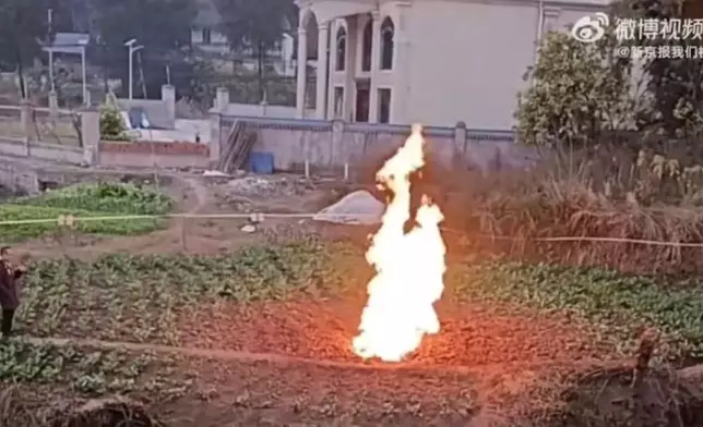 農田離奇起火連燒多日，遭雨水澆淋仍未見火勢減弱。影片截圖