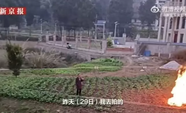 農田離奇起火連燒多日，遭雨水澆淋仍未見火勢減弱。影片截圖