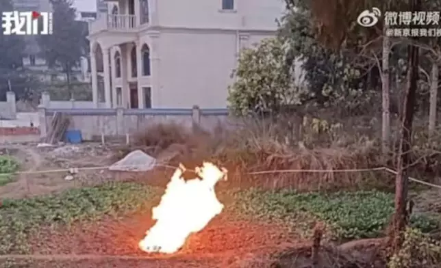 農田離奇起火連燒多日，遭雨水澆淋仍未見火勢減弱。影片截圖