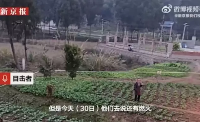 農田離奇起火連燒多日，遭雨水澆淋仍未見火勢減弱。影片截圖