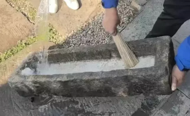 農莊推「石槽火鍋」，因外型似「豬槽」意外爆紅。影片截圖