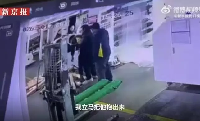 工人疑違規操作導致上半身被捲入40米機器，獲同事即時停機救人保住一命。影片截圖